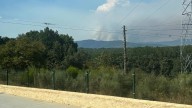 El incendio de Anllares en León se reproduce y corta una carretera