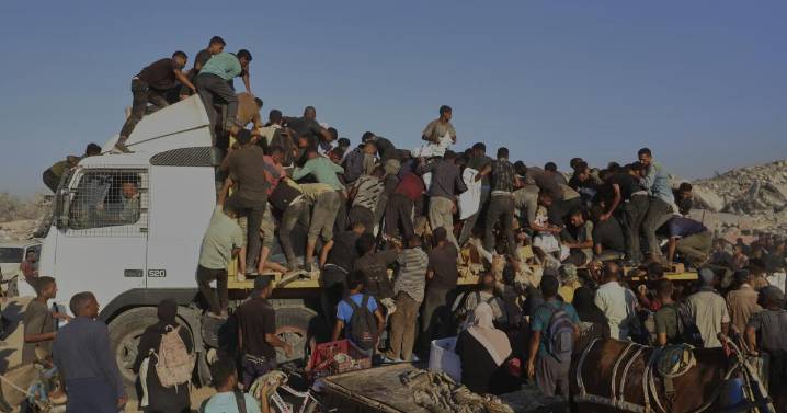 Conductores de camiones de ayuda en Gaza enfrentan crecientes peligros en medio del caos
