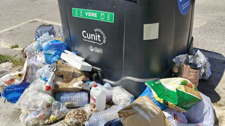 Un pueblo de Tarragona se cansa de las normas de reciclaje y los vecinos toman una decisión que llevan a cabo cada noche