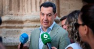 Juanma Moreno exige el "endurecimiento de las penas a los pirómanos" y censura la actitud de "mamporrero" de Óscar Puente