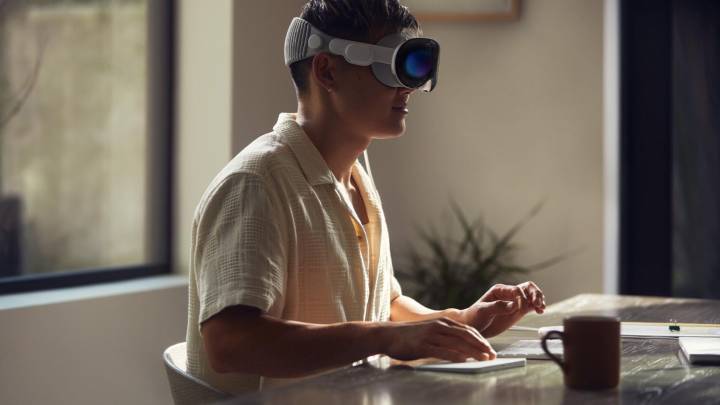 Apple Vision Pro’s Ridiculously High Price And Increased Weight Already Makes It A Tough Sell, With A Report Stating That The Company Is Not Making Things Easier By Delaying Its Most Compelling Featur