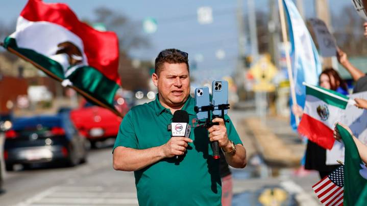 Judge questions if Spanish-language journalist can stay in immigration detention without charges