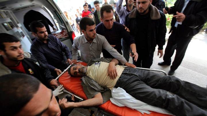 Mueren tres periodistas en un ataque israelí a un hospital de Gaza que ha dejado 14 víctimas mortales