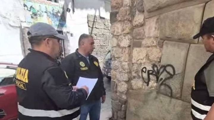 Intervienen a mujer que hizo el grafiti en la calle Inca Roca.
