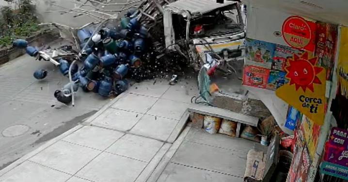 Comas: Choque de camión contra inmueble en vía Pasamayito deja tres fallecidos