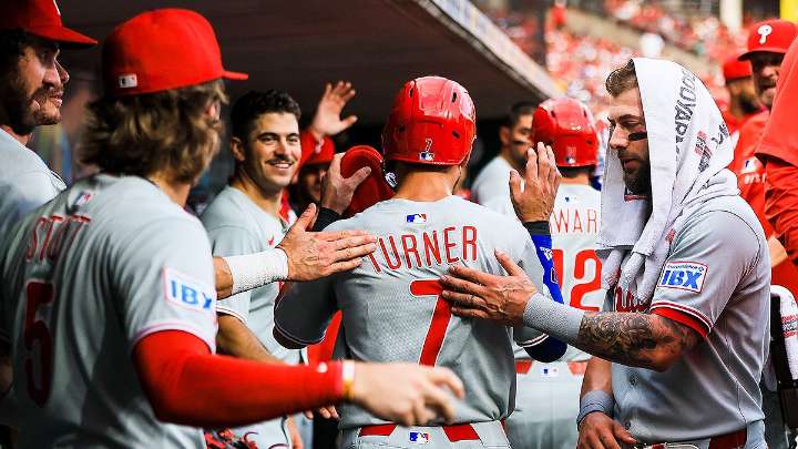Phillies make quick work of Reds to win fourth straight