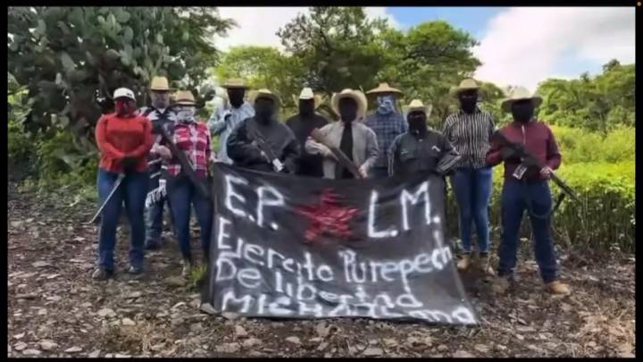 Investigan vehículo ligado a narcomantas y videos de grupo civil armado