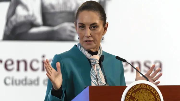 Caen remesas: Sheinbaum culpa a políticas migratorias de EE.UU.