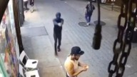 Momento en que sicario ejecutó a hombre que fumaba en NY 🎦
