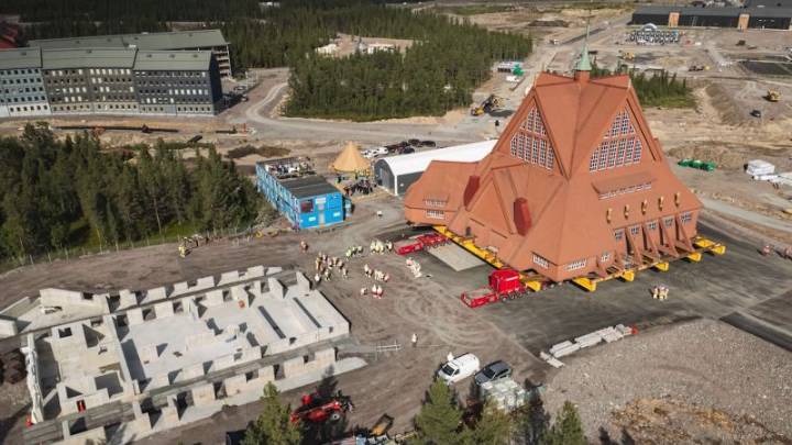 Así trasladan una iglesia entera a través de una ciudad en Suecia