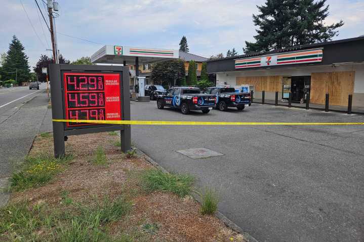 Man arrested after setting fire to local 7