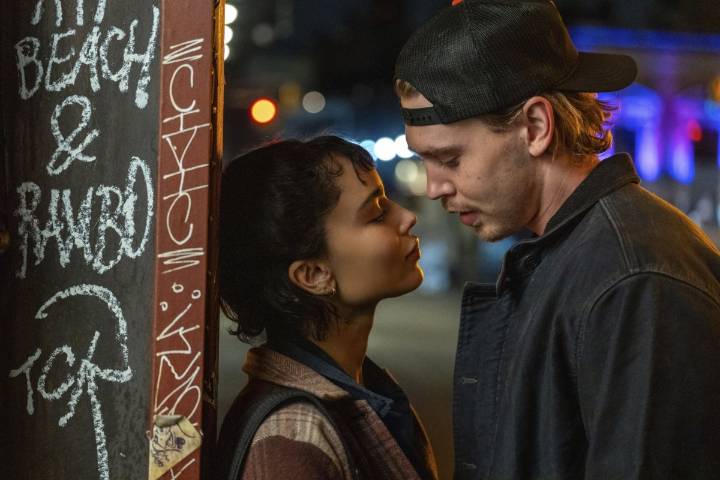Movie Review: In 'Caught Stealing,' a crime caper in '90s New York starring Austin Butler