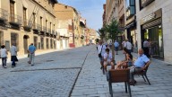 El Coso Alto reabre al tráfico autorizado tras el asentamiento del adoquinado de la nueva peatonalización