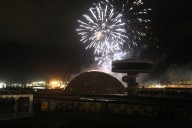 El cielo de Avilés se ilumina con mil colores para poner el broche a las fiestas de San Agustín