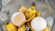 Licuar cáscara de banana y de huevo: por qué recomiendan hacerlo y para qué sirve