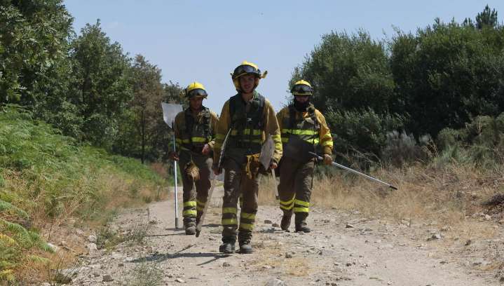 Desciende a nivel 1 el incendio forestal en La Alberca y se declara un nuevo fuego en Narros de Matalayegua