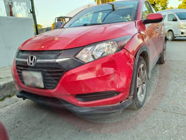 Camioneta se pasa el alto y choca contra un Sonic