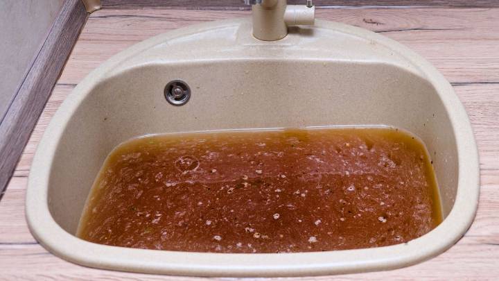 Con un chorro de vinagre: destapa las cañerías de la cocina y evita los malos olores