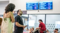 Renfe vuelve a suspender los trenes entre Madrid y Galicia tras reactivarse el incendio en Ourense