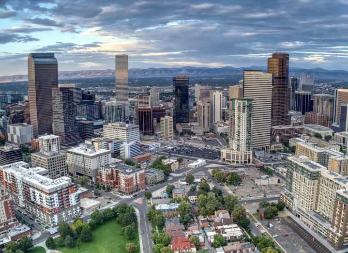 Juez bloquea recortes de fondos a Denver