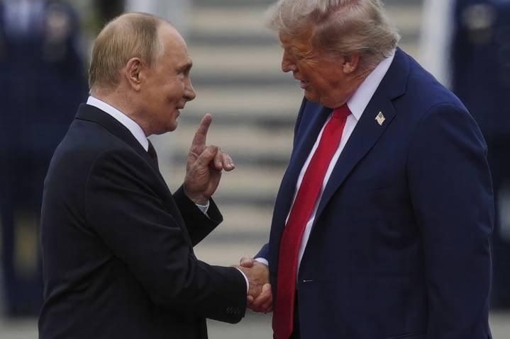 Trump y Putin se dan apretón de manos, con alfombra roja en Alaska