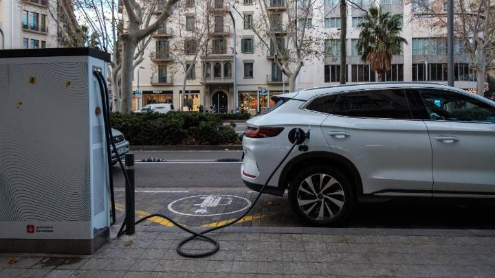 La venta de coches mantiene el ritmo en julio, con un tirón del 155% en electrificados
