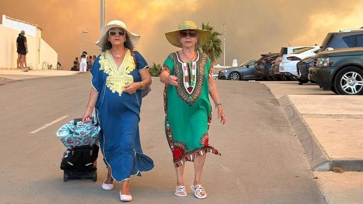 Un incendio en Tarifa obliga a desalojar a más de 2.000 personas de casas, hoteles y una playa