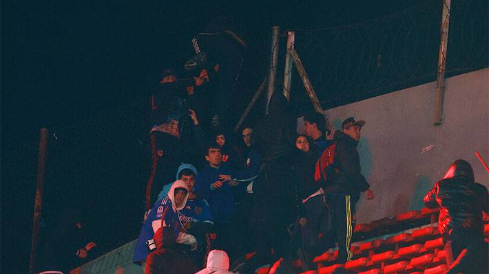 Uno en riesgo vital: La U entrega parte médico de los hinchas que terminaron heridos en incidentes ante Independiente