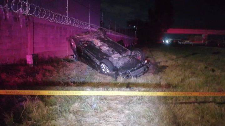Choque y volcadura en carretera León-Aguascalientes; una persona muerta y un herido de gravedad