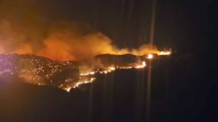 El "fuerte viento" que sacude el incendio de Lubrín (Almería) obliga a desplegar a 160 efectivos y 9 autobombas