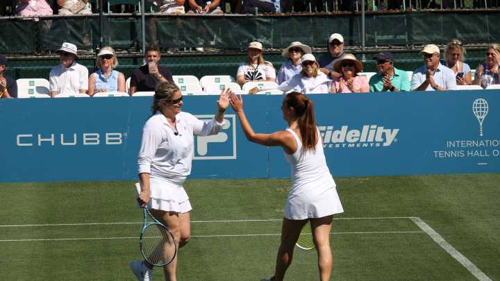 Hannah Berner joins tennis hall of famers to give fans a souvenir
