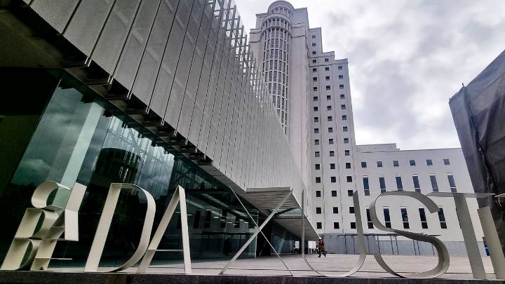 Absuelven a un alumno que llamó «fea, momia y cuatro ojos» a su profesora en el chat de un aula virtual