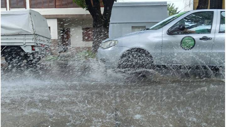 Entre Ríos: llueve copiosamente y hay alerta por tormentas fuertes