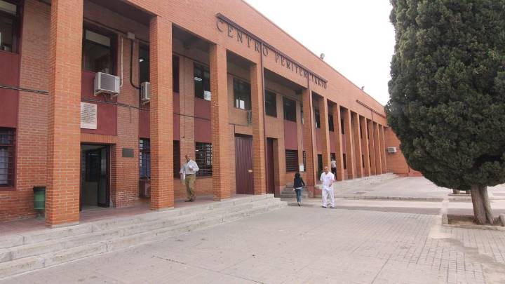 Ingresa en prisión un hombre por robar en el interior de vehículos y subirlo a sus redes sociales en Badajoz