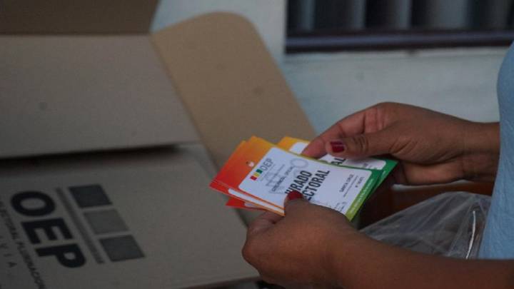 Comienzan a cerrar las mesas electorales en Bolivia