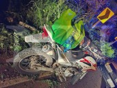 MOTOCICLISTA CHOCA CONTRA SEÑALAMIENTO, ACUDEN BOMBEROS Y LA CRUZ ROJA