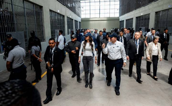 Deportaciones en EU: Corte anula fallo de desacato contra gobierno de Trump por expulsiones a prisión de El Salvador