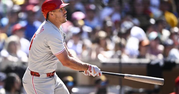 J.T. Realmuto is scorching hot, giving Phils long