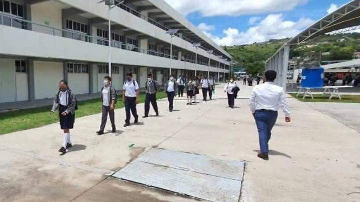 Cubre Ayuntamiento de Izúcar cuotas de inscripción en Centro Escolar pero ahora escuela crea nueva cuota