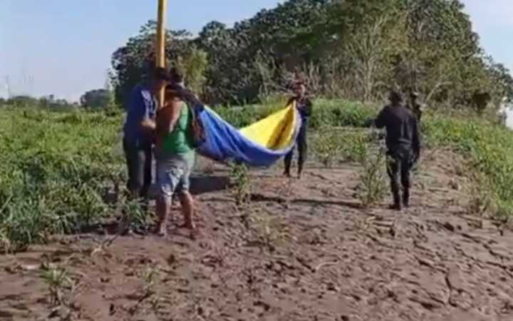 Con respeto: así se quitó la bandera colombiana de Santa Rosa de Loreto