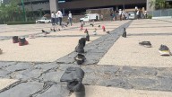“Camino de zapatos” en palacio de gobierno visibiliza a más de 2 mil 800 desaparecidos en Sinaloa