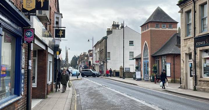 Police issue warning to parents after youths climb shop roofs in Sleaford and start throwing things