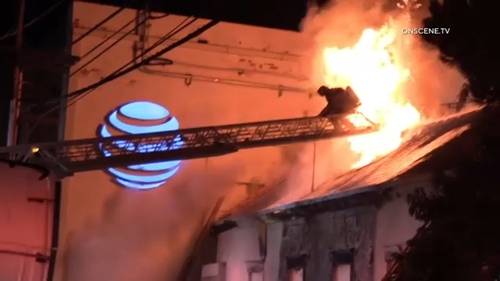 Se desata gran incendio cerca del edificio de AT&T en zona de Gardena, provocando pequeña explosión