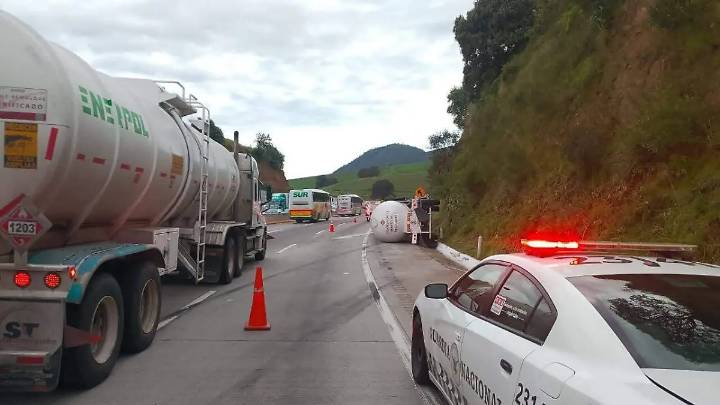 Pipa de combustible vuelca sobre la México