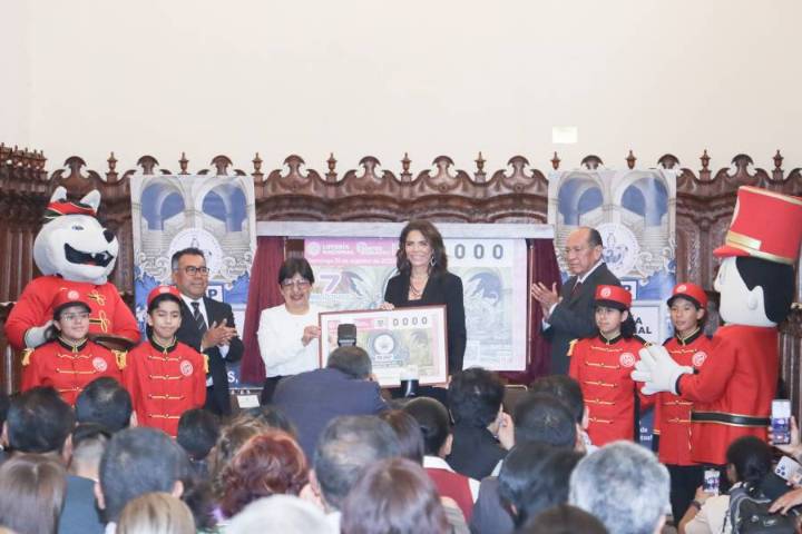 BUAP recibe homenaje con "cachito" conmemorativo de la Lotería Nacional