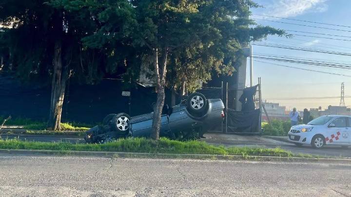 Vuelca auto en la Toluca