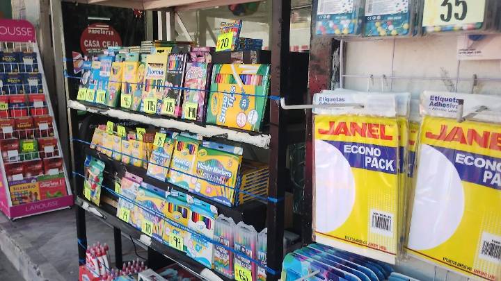 “Prefieren comprar todo en línea”: papelerías tradicionales reportan caída histórica pese a regreso a clases