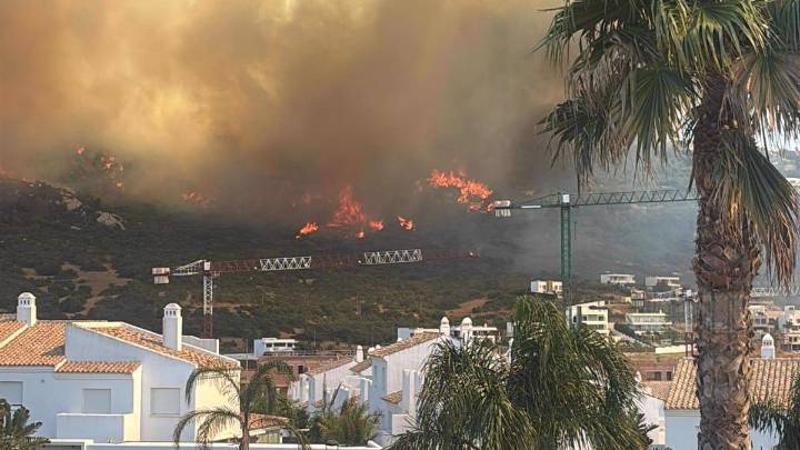 Hay "sospechas fundadas" de que el incendio de Tarifa ha sido intencionado: "Es un intento de hacer daño"