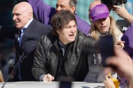 Milei, evacuado entre pedradas de una caravana electoral en la provincia de Buenos Aires