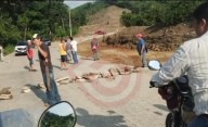 Con bloqueo carretero exigieron restablecer servicio de electricidad
